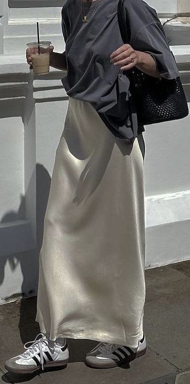 Silk Skirt Outfit, Rok Midi, Satin Skirt Outfit, Sandal Tali, Mode Ulzzang, Miranda Priestly, Samba Outfit, Maxi Skirt Outfits, Rock Outfit