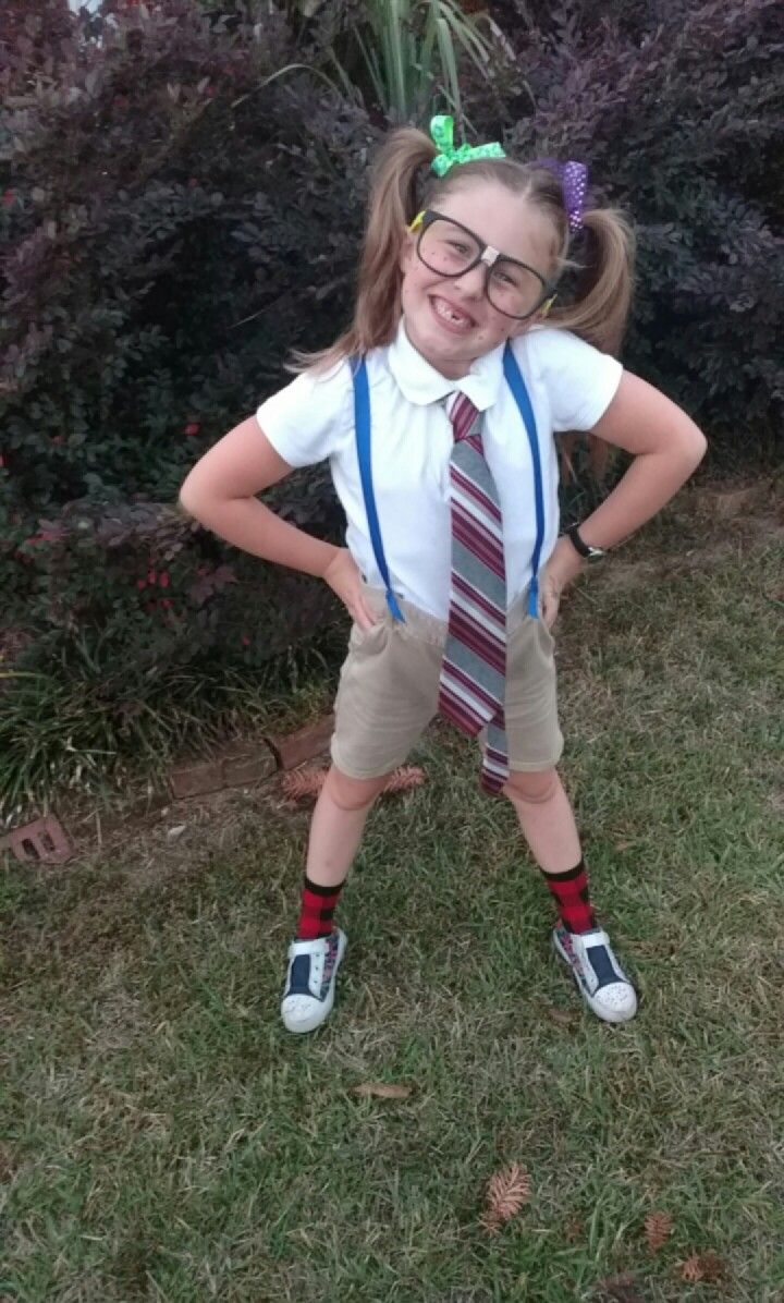 Diy Nerd Costume Women, Kid Nerd Costume, Nerd Outfits Spirit Week, Cute Nerd Costumes, Nerd Costume Ideas, Nerd Costume Diy, Hippie Vision Board, Case Of The Stripes, Nerd Halloween Costumes