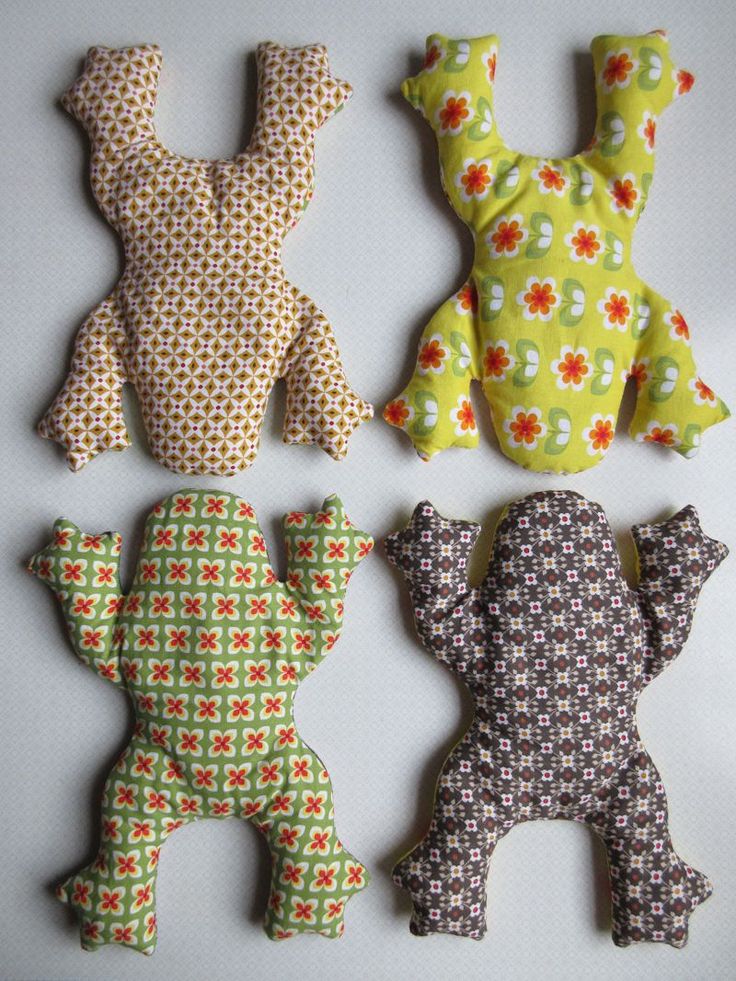 sewing toys patterns Easy Sewn Stuffed Animals, Stuffed Animal Sewing Projects, Stuffy Sewing Patterns, Sewn Frogs, Funny Sewing Projects, Patchwork Stuffed Animals, Dog Toy Sewing Patterns, Funky Sewing Projects, Heat Pad Diy