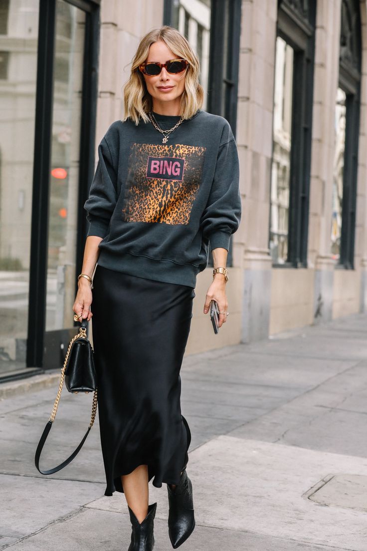 Casual Chique Stijl, Street Mode, Rok Outfit, Black Skirt Outfits, Walking Down The Street, Miroslava Duma, Rock N Roll Style, Column Skirt, Mode Casual