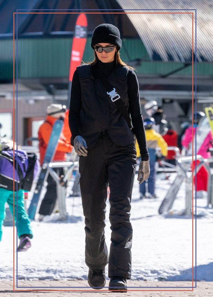 Kendall Jenner Finally Found a Pair of Flattering Snowboarding Pants Kendall Jenner North Face, Snowboard Outfit Women, Black Ski Outfit, Skiing Style, Snow Outfits For Women, Ski Outfit For Women, Ski Fits, Snow Fits, Snowboarding Pants