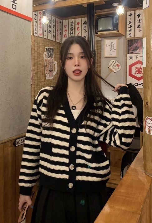 Match this over a basic top or wear it as a top for a cute and casual look. Wear this cardigan on your next museum date. V-neck Button-down Relaxed fit Museum Date, Tweed Cardigan, Fashion Chingu, Plaid Cardigan, Velvet Clothes, Loose Cardigan, Red Velvet Seulgi, Short Cardigan, Collar Cardigan