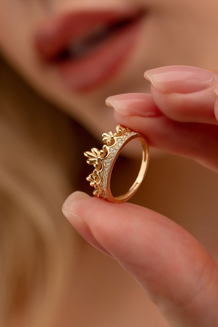 Big Gold Rings For Women, Gold Rings Jewelry Unique, Gold Ring Unique, Gold Ring Designs Wedding, Cute Ring Designs Gold, Gold Ideas, Queen Rings Princess Crowns, Crown Gold Ring, Only Gold Ring