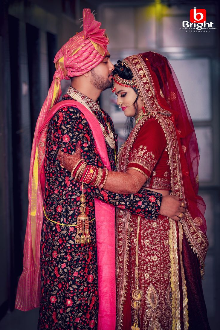 Close Up Poses For Couples, Kapl Photo, Copul Poses, Dulha Dulhan Couples Photography, Groom Poses Indian, Marriage Couple Photography, Couple Wedding Dress Indian Hindu, Wedding Closeup, Marriage Poses