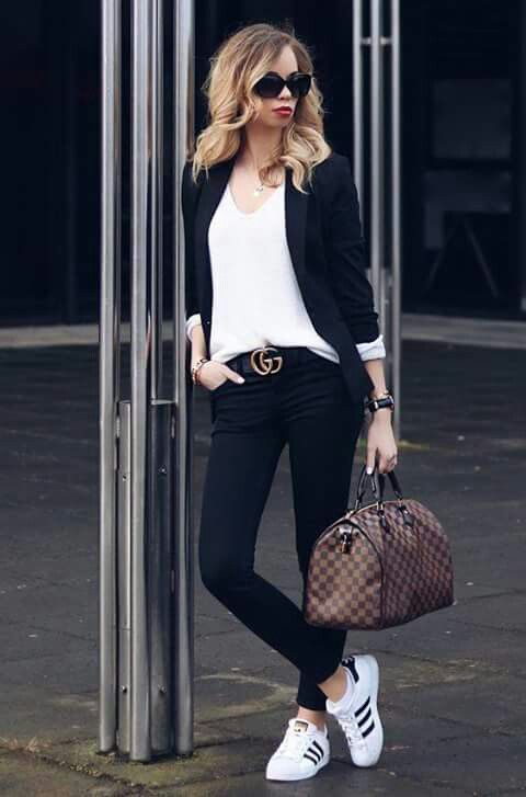 Excelente combinación !!! Esos tennis ❤❤ Looks Adidas, Closet Needs, Blazer Outfits For Women, Gucci Outfits, Casual Work Outfits, Looks Chic, Blazer Outfits, Work Outfits Women, Business Casual Outfits