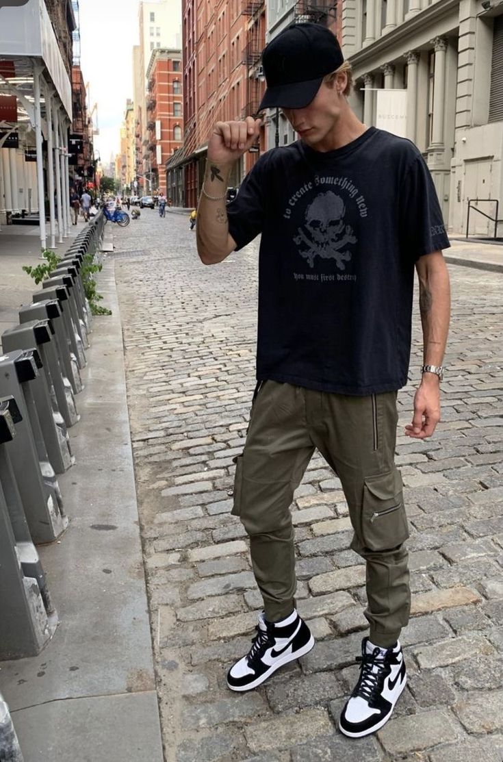 Streetwear inspo, streetwear, streetwearstyle, inspo, fashionidea, outfitidea, ootd Outfit For High School, Air Jordans Outfit, Neels Visser, Nike High Top, Jordan Outfit, Streetwear Inspo, High School Outfits, Nike High Tops, Nike High