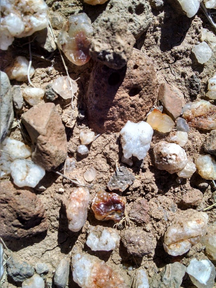 some rocks and gravel with small stones on it's sides, in the dirt