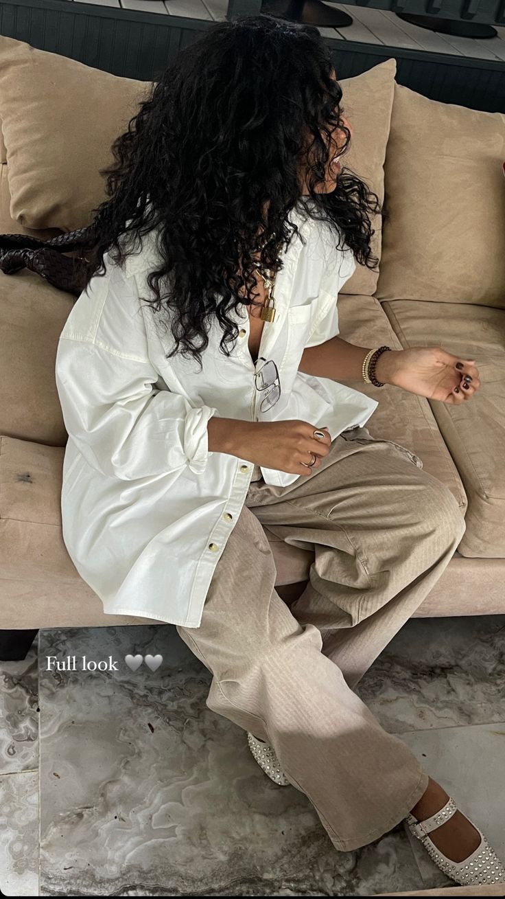 Shirt Over Shoulders Outfit, Loose Clothing Aesthetic, No Make Up Outfit, Black Women Clothes Outfits, Neutrals Outfit Aesthetic, Loose Earthy Outfits, Vacation Outfits Modest Summer, All White Wardrobe, Wrap Outfits For Women