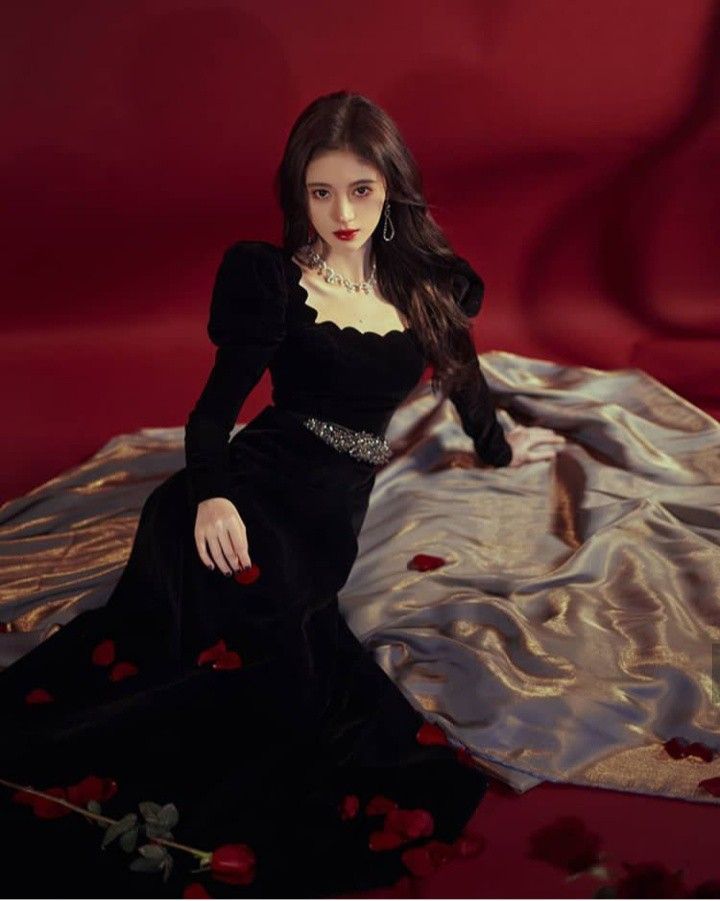 Debut Photoshoot, Album Cover Ideas, Glam Photoshoot, Creative Photoshoot Ideas, Ju Jing Yi, Ju Jingyi, Photoshoot Themes, Queen Dress, Wattpad Covers