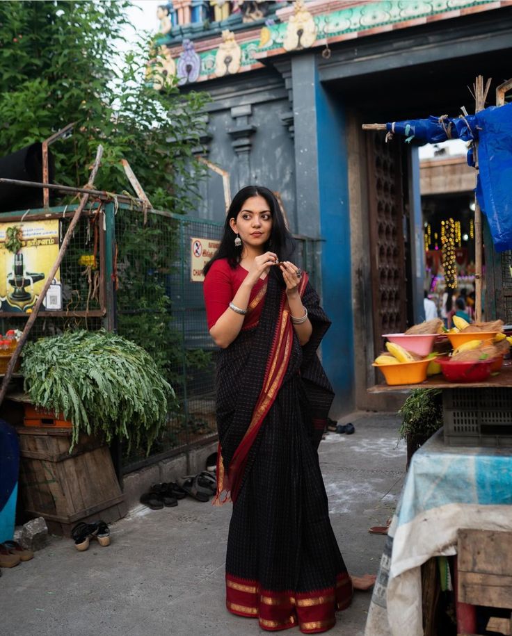 Ahana Krishna In Saree, Saree Street Photography, Saree Poses In Temple, Temple Saree Look, Cotton Saree Aesthetic, 90s Saree Look, Traditional Cotton Saree, Attitude Poses For Women, Saree Poses Aesthetic