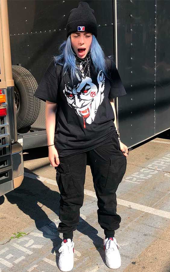 #GuitaModa. Gorro preto, cabelo azul, t-shirt oversized preta estampada. calça cargo preta, tênis branco, look all black Black Scene Hair, Romwe Outfit, Spring Outfit Women, Mean Girls Outfits, Paris Outfit Ideas, Pakaian Hipster, Bbq Outfits, Billie Eilish Outfits, Looks Hip Hop