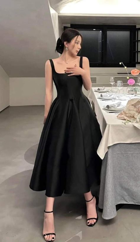 Dress To Meet His Parents, Winter Dress Outfit Formal Classy, Elegant Dresses Classy Chic, Black Aline Dress, Modest Dresses Fashion, Christmas Dress Women, Black Spaghetti, Evening Party Gowns, Dress Women Elegant