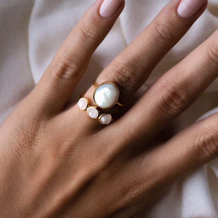 This gold statement ring set includes the luminous Mother of Pearl Ring (Margit) and Moonstone Ring (Elisa). Mother Of Pearl Ring, Pearl Stone, Gold Statement Ring, Pearl Jewellery, Big Rings, Rainbow Moonstone Ring, Detailed Ring, Statement Ring Silver, Jewelry Lookbook