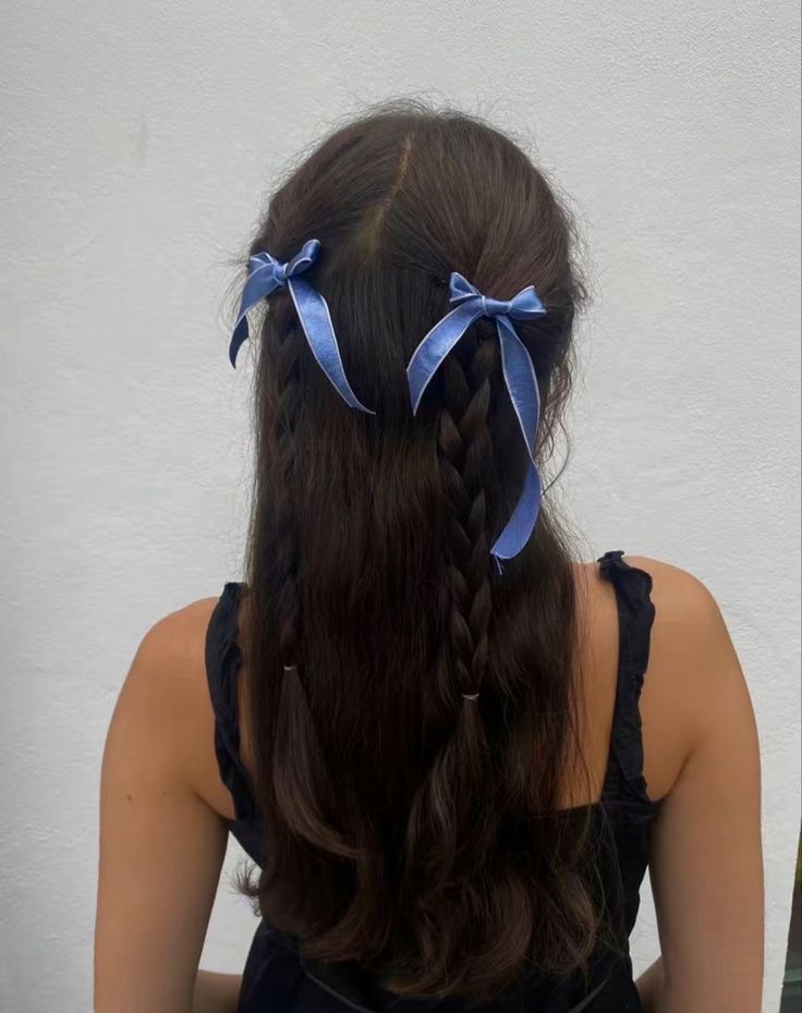 not my picture🧚🏽‍♂️ Concert Hairstyles, Bow Hairstyle, Trendy Hairstyle, Ribbon Hairstyle, Hair Stylies, Penteado Cabelo Curto, American Beauty, Hairstyles For School, Aesthetic Hair