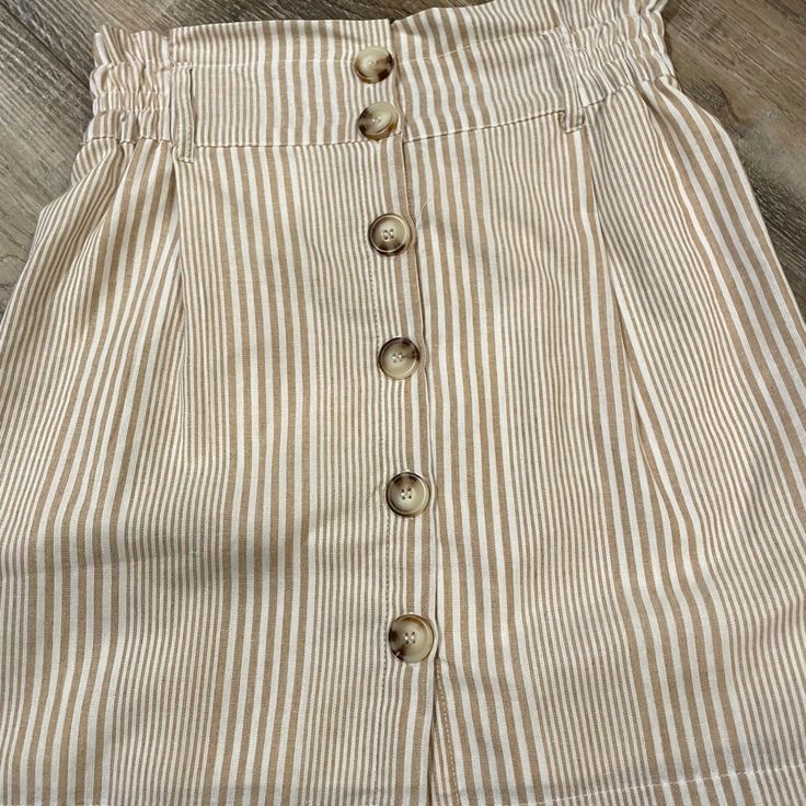 Never Worn Casual Beige Mini Skirt With Button Closure, Casual Brown Skirt With Buttons, Beige Relaxed Skirt With Button Closure, Brown Buttoned Casual Mini Skirt, Casual Brown Mini Skirt With Buttons, Casual Brown Buttoned Mini Skirt, Spring Beige Buttoned Skirt, Spring Beige Skirt With Buttons, Beige Mini Skirt With Button Closure