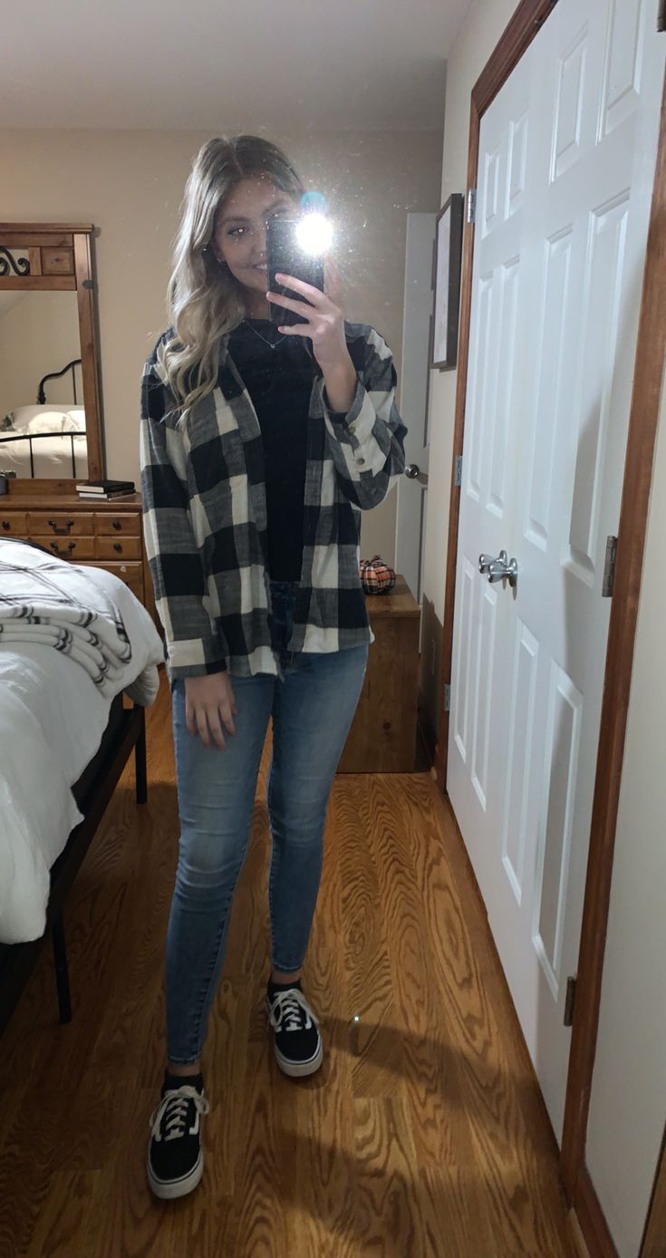 Gray Vans Outfit, Checkered Shirt Outfit Women, Flannels Outfit, Plad Outfits, Black And White Flannel Outfit, Black Flannel Outfit, White Flannel Outfit, Checkered Shirt Outfit, Flannel Outfits Fall