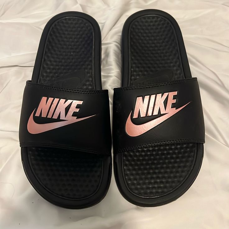 Never Worn Nike Slides Rose Gold Nike Sandals Women, Pink Nike Slides, Black Nike Slides, Nike Benassi Slides, Black Pink Rose, Slides Nike, Nike Slippers, Cc Shoes, Nike Sandals