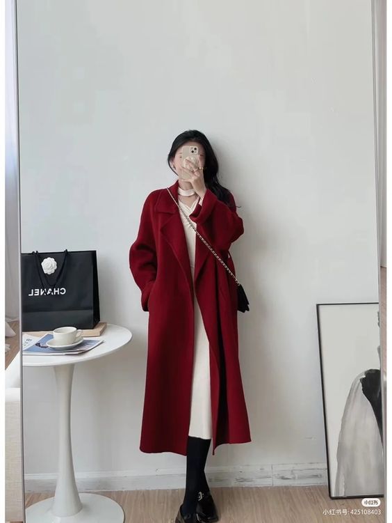 #fashionista #styleinspo #ootd #womensfashion #outfitideas #trendy #fashionblogger #girlboss #fashionforward #womenstyle Dark Red Coat Outfit, Red Long Coat Outfits Winter, Brown Long Coat Outfit, Red Coat Outfit Winter, Red Coat Outfit, Minimal Style Outfits, Long Wool Coat Women, Red Long Coat, Modest Winter Outfits