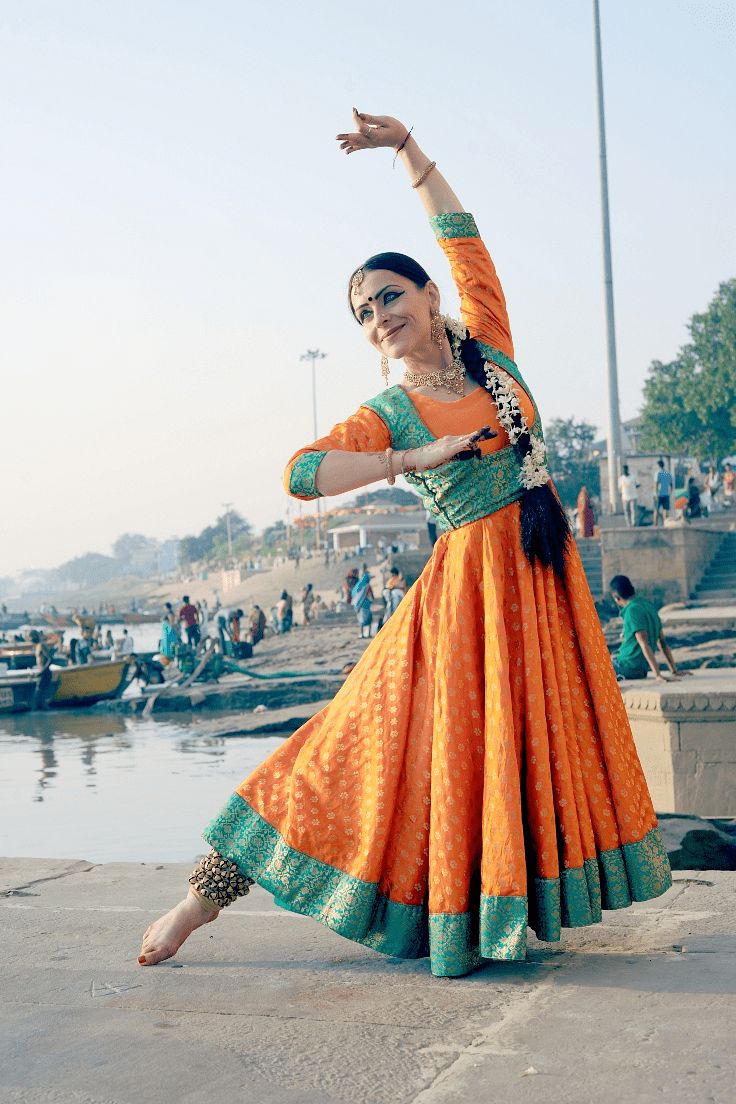 Kathak Costume, Odissi Dance, Bharatanatyam Dancer, Indian Classical Dancer, Bharatanatyam Poses, Garba Dance, Kathak Dance, Dance Of India, Indian Women Painting