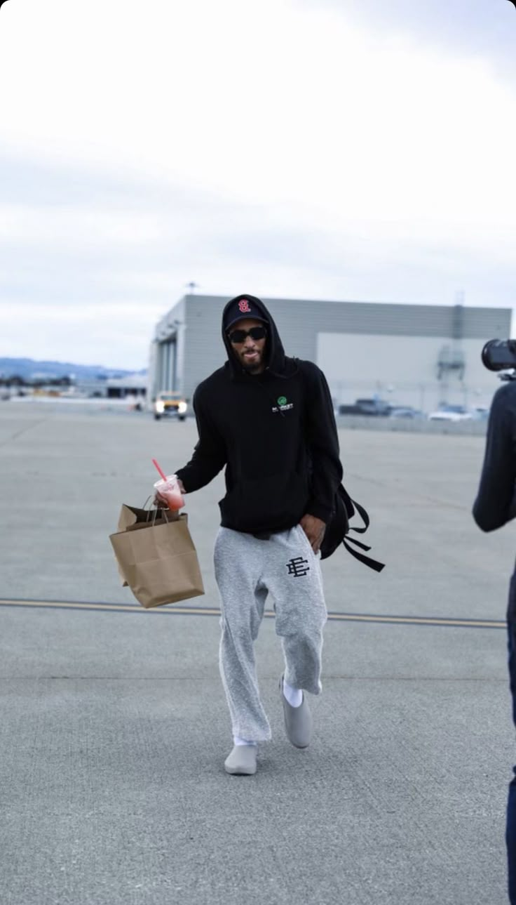 Airport Fits Men, Starboy Fits, Airport Outfit Men, Athlete Style, Gary Payton Ii, Wings Fashion, Comfy Airport Outfit, Retro Photoshoot, Bebe Clothing