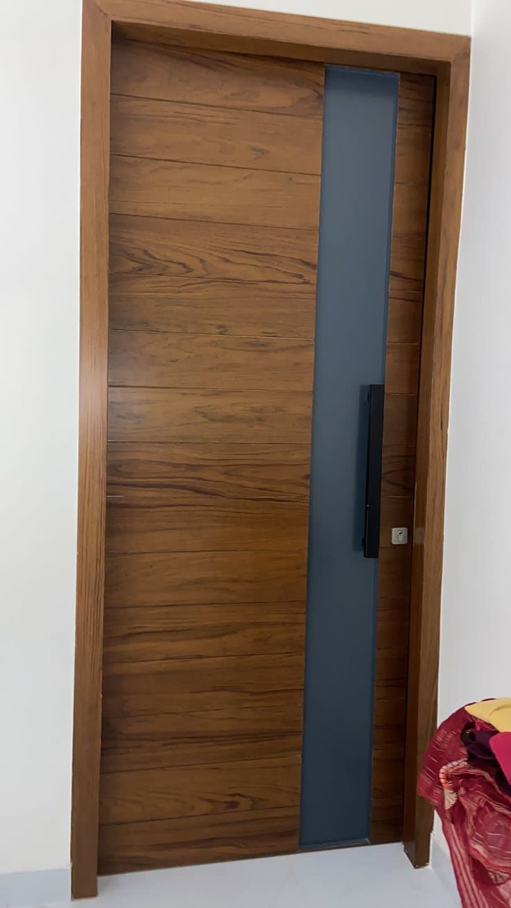 Stylish Doors For Bedroom, Flush Door Mica Design, Flesh Door Design, Vineer Groove Design Door, Flush Door Design Modern Mica, Man Door Design, Flush Door Design Modern Sunmica, Laminate Door Design Modern, Room Door Design Bedrooms