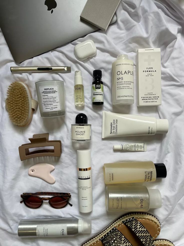 Self Care Kit Aesthetic, Clran Girl Asthetic, Ckean Girl Asthetic, It Girl Energy Aesthetic, Clean Girl Aesthetic Must Haves, It Girl Accessories, Feel Good Aesthetic Photos, Glow Up Inspo Aesthetic, Clean Girl Accessories