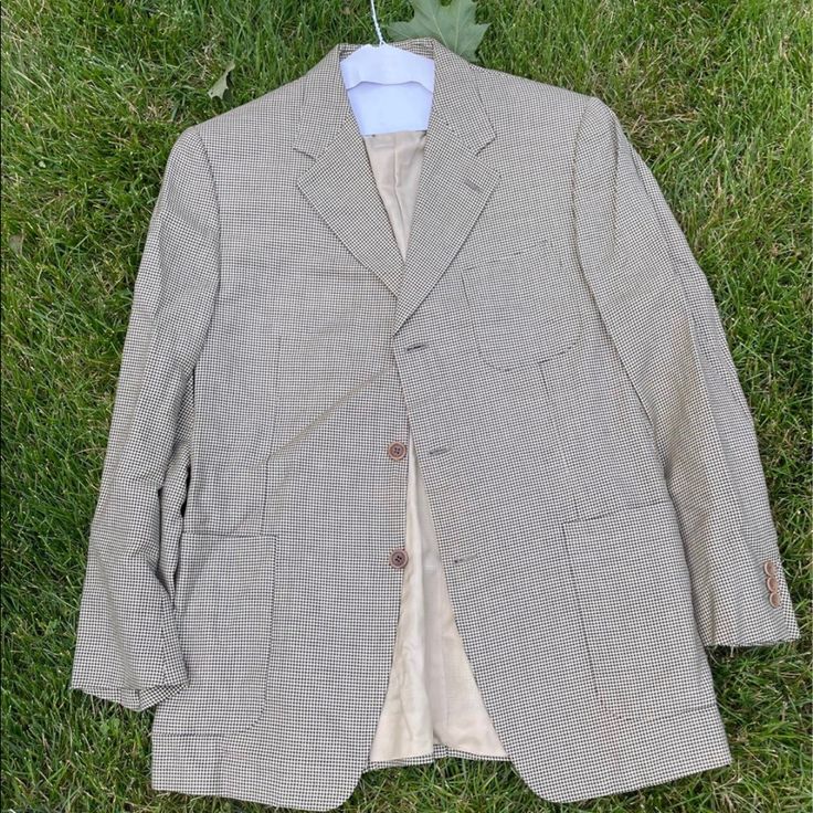 Bernini Men’s Suit Jacket Size Large In Very Very Good Condition Almost Brand New Worn One Time White Classic Long Sleeve Tweed Jacket, White Long Sleeve Tweed Jacket For Business, White Business Casual Sport Coat With Pockets, Classic White Tweed Jacket With Pockets, Vintage Business Casual Outerwear With Pockets, Vintage Business Casual Outerwear, White Sport Coat With Welt Pockets For Fall, Vintage Long Sleeve Business Casual Outerwear, White Business Sport Coat For Fall