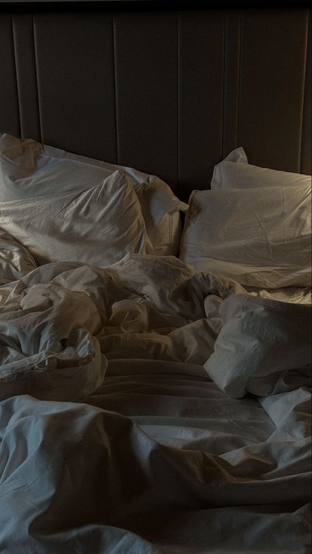 Close up of an unmade bed at a hotel Hotel Aesthetic Dark, Romantic Photography Bedroom, Messy Room Aesthetic, Hotel Interior Bedroom, Bedroom Aesthetic Dark, Bedding Hotel, Aesthetic Hotel, Hotel Bed Sheets, Unmade Bed