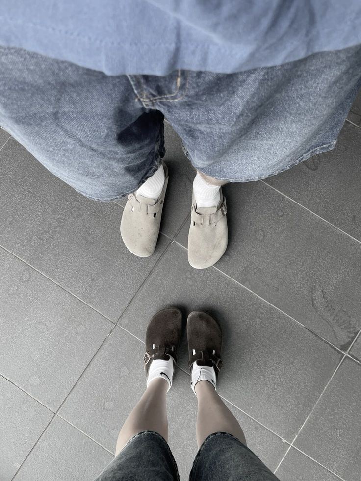 Mocha Boston Birkenstock Outfit, Crocs Aesthetic Outfit, Matching Couple Shoes, Matching Crocs, Matching Shoes For Couples, Crocs Outfit Men, Crocs Aesthetic, Crocs With Charms, Jesus Sandals