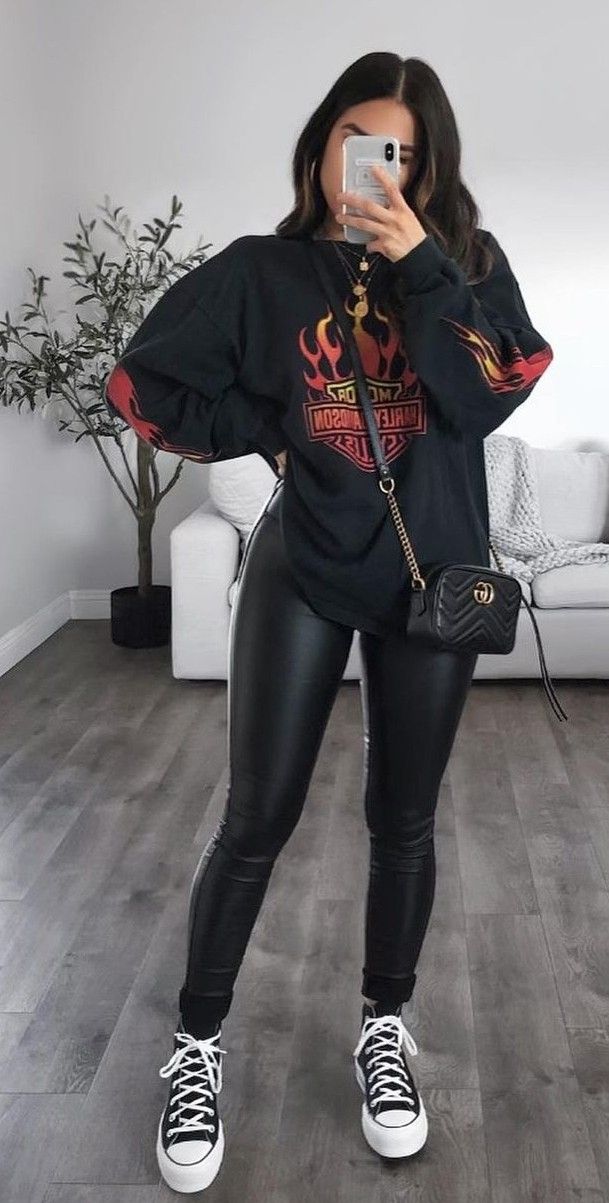 Black Leather Leggings, Leather Leggings, Wearing Black, Leather Pants, A Woman, Books Wattpad, Black Leather, Wattpad, Leggings