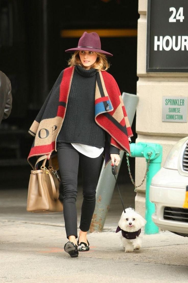 chapeau fedora en bordeau avec un poncho Olivia Palermo Style Winter, Oliva Palermo, Olivia Palermo Winter, Burberry Poncho, Burberry Cape, Olivia Palermo Outfit, Poncho Fashion, Poncho Outfit, Blanket Cape