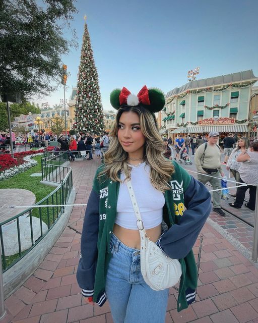 Cute Disney Outfits For Women, Disney Outfits Women Winter, Disneyland Aesthetic Outfit, Disney Outfits Winter, Disneyland Christmas Outfit, Disney Winter Outfits, Disneyland Outfit Winter, Disneyland Outfit Ideas, Disneyland Dress