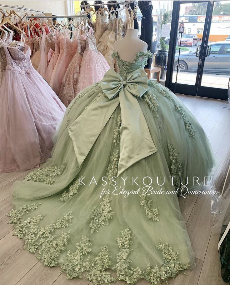 Green Quince Dress, Green Quinceanera Theme, Xv Dresses, Green Quinceanera Dresses, Mexican Quinceanera Dresses, Quinceanera Themes Dresses, Quincenera Dresses, Quinceñera Dresses, Sweet 15 Dresses