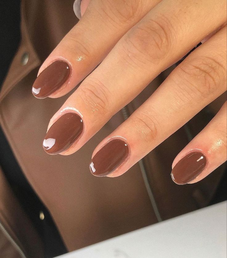 Short Oval Brown Nails, Short Sns Nails Fall, Fall Nail Ideas Brown, Fall Short Round Nails, Short Round Brown Nails, Short Almond Brown Nails, Short Almond Dip Nails Fall, Dip Nails Brown, Brown Biab Nails