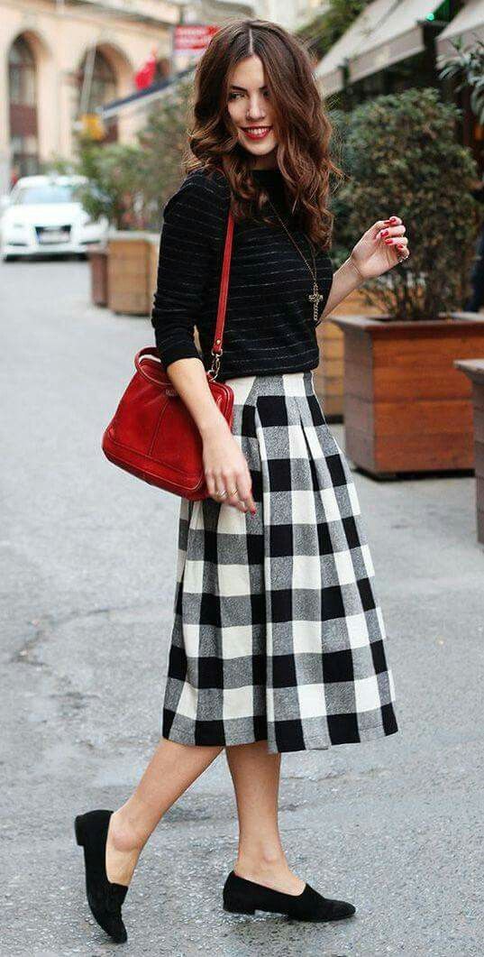 Casual Chique Stijl, Woman In Black, Checkered Skirt, Preppy Fall, Red Purse, Suede Moccasins, Trendy Skirts, Red Bag, Red Handbag