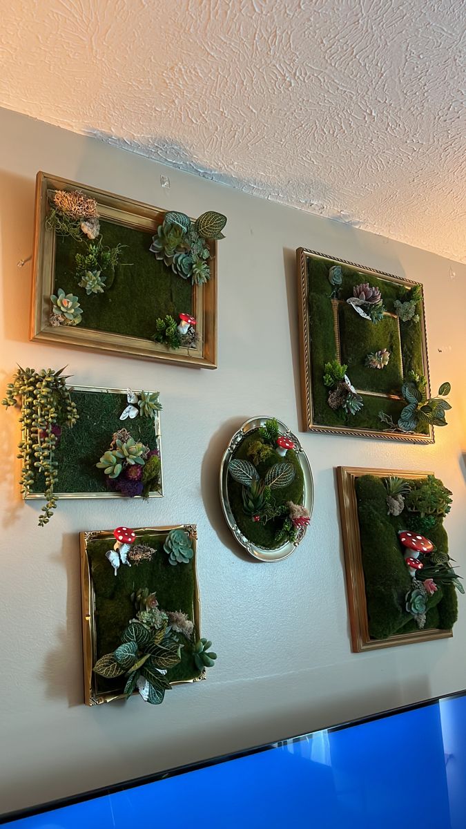 Antique picture frames, painted gold and filled with fake moss and other fake plants to look whimsical and cozy. Diy Goblincore, Fairycore Diy, Diy Moss Wall Art, Bedroom Witchy, Goblincore Crafts, Diy Moss Wall, Witchy Bedroom Decor, Witch Aesthetic Bedroom, Moss Diy