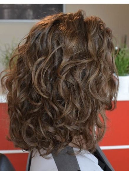 Thick Wavy Hair Face Framing Layers, Mid Length Layered Curly Haircuts, Shoulder Length Wavy Haircuts For Women, Short Wavy Hair Layers Shoulder Length, Short Loose Permed Hair, Layers For Short Wavy Hair, Layered Bob Hairstyles Wavy, Shoulder Length Permed Hair Loose Waves, Short Wavy Hair With Layers Choppy Bobs