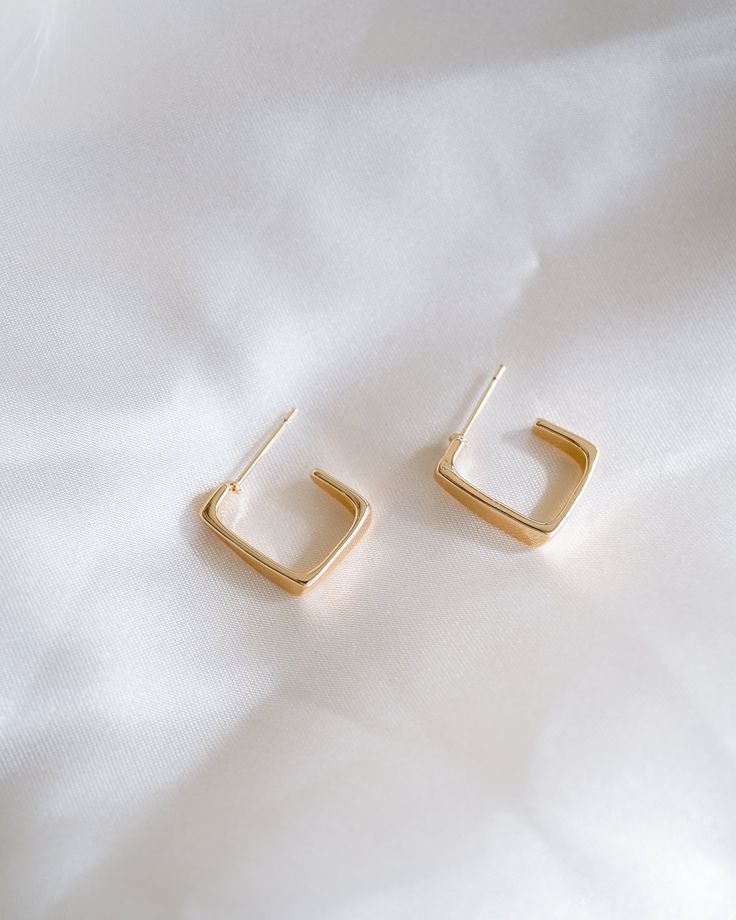 Mit unseren Joss Geometric Hoops sind Sie elegant und raffiniert! Diese Creolen mit minimalistischem geometrischem Design können jeden Tag getragen werden.



 OHRRINGE FUNKTION 












 Material: 18K Echtgold/rhodiniertes Messing

 Größe: 16x17mm

 Blei- und nickelfrei b Minimalist Metal Hoop Earrings Tarnish Resistant, Modern Metal Huggie Earrings For Everyday, Minimalist Tarnish Resistant Metal Hoop Earrings, Minimalist Tarnish-resistant Metal Hoop Earrings, Minimalist Metal Huggie Earrings For Formal Occasions, Modern Metal Huggie Earrings, Rectangular Minimalist Hoop Earrings, Tarnish Resistant, Minimalist Rectangular Hoop Earrings, Tarnish Resistant, Minimalist Metal Huggie Earrings For Gift