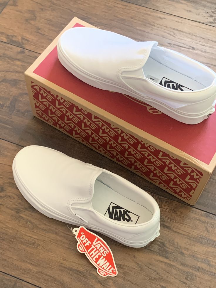 white slip on vans “off the wall” White Slide On Vans, Women’s Slip On Vans, Vans Shoes Slip On, Outfits With White Vans Slip Ons, Vans White Slip Ons Outfit, White Vans Aesthetic, White Vans Slip On Outfit, Vans White Outfit, Vans White Slip Ons