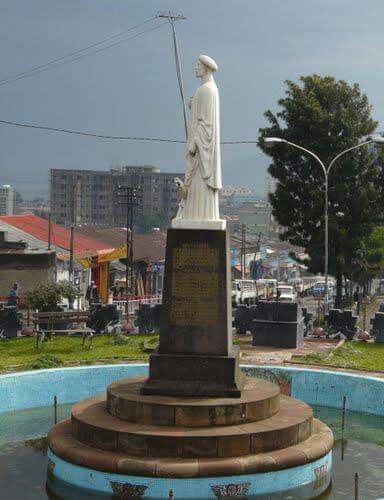 a statue is in the middle of a fountain