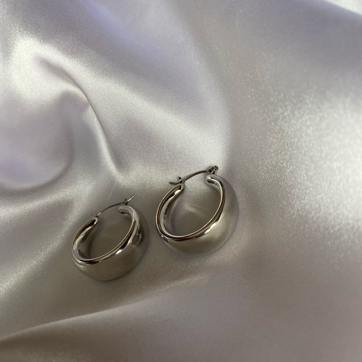 Silver Chunky Hoop Earrings Brand New Earrings Never Worn Cute And Adorable Silver Hoop Earrings Trendy Y2k Earrings Chunky Silver Jewellery, Y2k Earrings, Sliver Earrings, Silver Jewlery, Simple Silver Jewelry, Hoops Silver, Chunky Hoop Earrings, Earrings Hoops, Hoops Gold