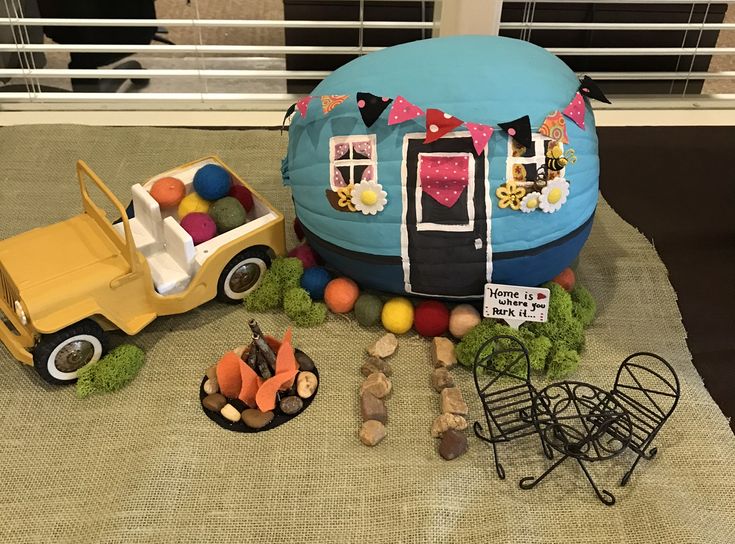 there is a cake that looks like it has been made to look like a camper