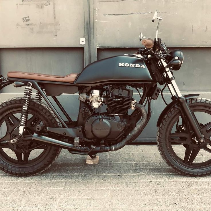 a black motorcycle parked in front of a building