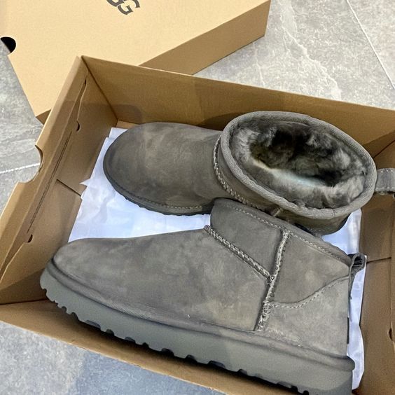 Ugg Classic Mini Grey, Grey Ultra Mini Uggs, Grey Uggs Aesthetic, Ugg Ultra Mini Grey, Grey Mini Uggs Outfit, Grey Ultra Mini Uggs Outfit, Grey Ugg Boots Outfit, Grey Ugg Boot, Grey Mini Uggs