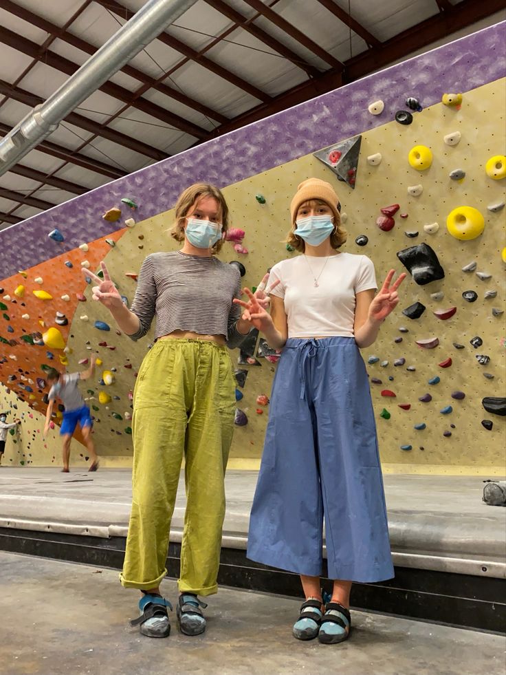 Indoor Climbing Outfit Woman, Queer Hiking Outfit, Rock Climbing Aesthetic Outfit, Climbing Fashion, Summer Queer Outfits, Climber Girl Aesthetic, Bouldering Outfit, Summer Gronala Girl Outfit, Rock Climbing Outfit