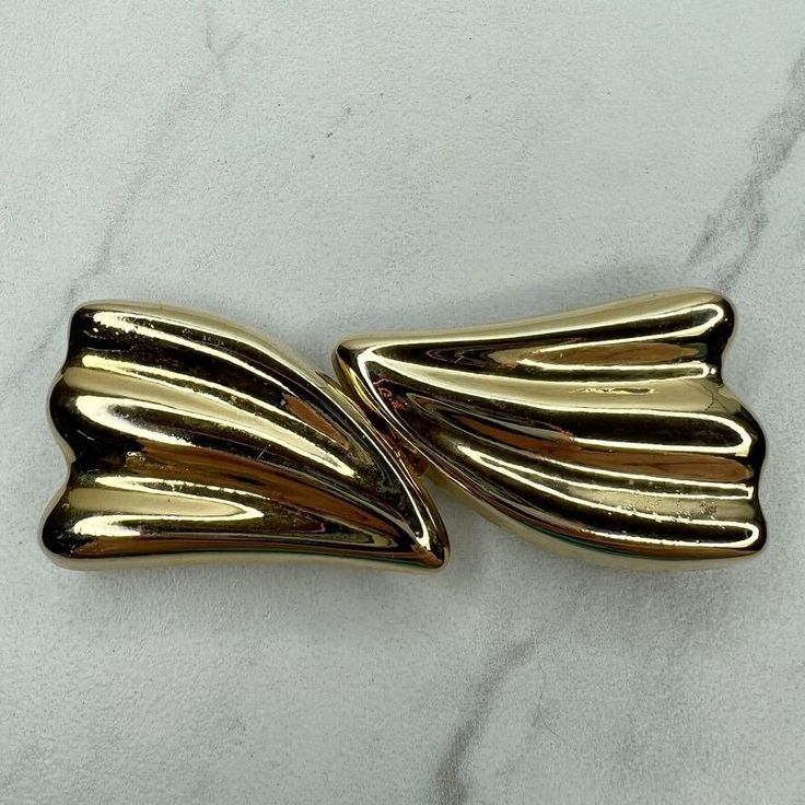 Vintage Gold Tone Ripple 2 Piece Interlocking Belt Buckle Condition: Pre-Owned  Preowned. Hardware finish wear. Scuffs.  Measurements: buckle length: 3.33 in buckle height: 1.33 in Fits belt up to: 1 in Actual weight: 1.7oz Smoke free home.  A9201 Bonnie Cashin, Women's Belt, Suspender Belt, Belt Buckle, Belts For Women, Vintage Gold, Belt Buckles, Women's Accessories, Retro Fashion