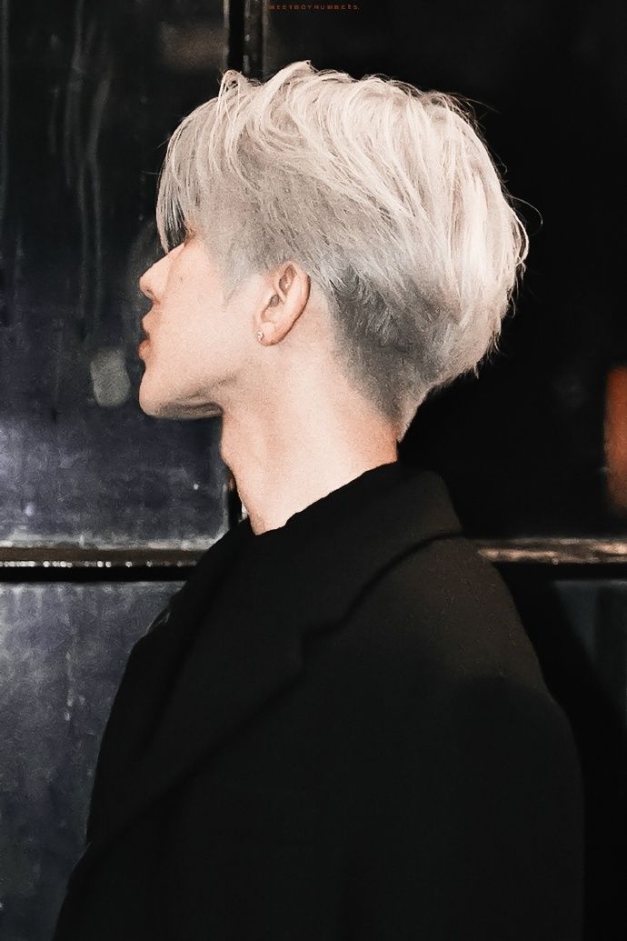 Silver Hair Male, Kpop Hairstyle Male, Silver Hair Boy, Silver Hair Men, Hair Turning White, White Hair Men, Short White Hair, Blue Ombre Hair, White Hair Color