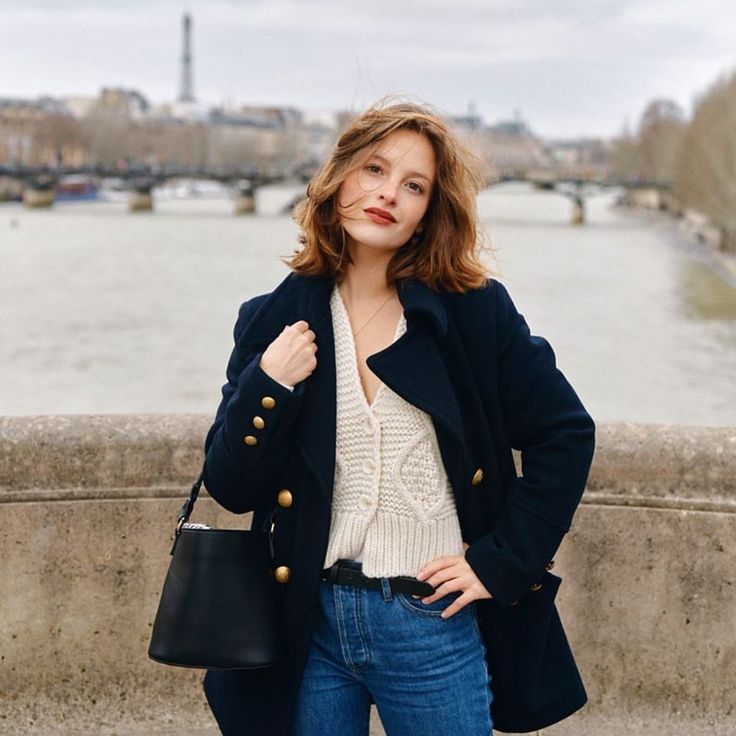 @lestylealafrancaise on Instagram: “@camilleyolaine ❤️ Le style à la française #frenchgirl #frenchygirl  #parisian #paris #parisienne  #lestyleàlafrançaise #lookoftheday…” Camille Yolaine, French Chic Fashion, Mira Duma, Emmanuelle Alt, Soft Classic, French Chic, Winter Mode, Parisian Chic, 가을 패션