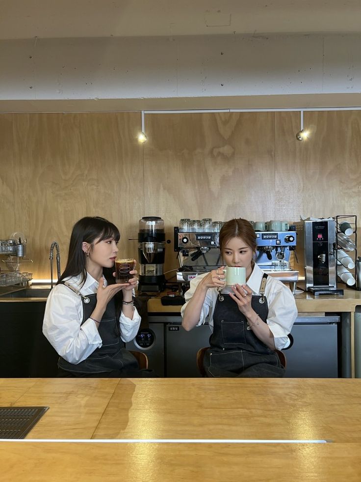 Ulzzang Barista, Restaurant Waitress Aesthetic, Waiter Aesthetic, Barista Uniform, Barista Outfits, Cafe Uniform, Pasta Shop, Cafe Barista, Modern Coffee Shop