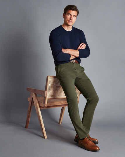 Green Chino Outfit Men, Green Trousers Outfit Men, Olive Pants Men, Green Trousers Outfit, Olive Green Pants Outfit, Chinos Men Outfit, Trousers Outfit Men, Green Pants Men, Green Chino Pants